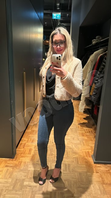 ISABELLE  HOT  GIRL - kuva