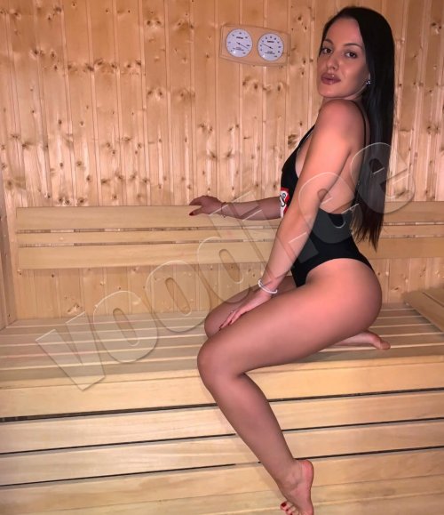 Brünett  kohtub   - foto