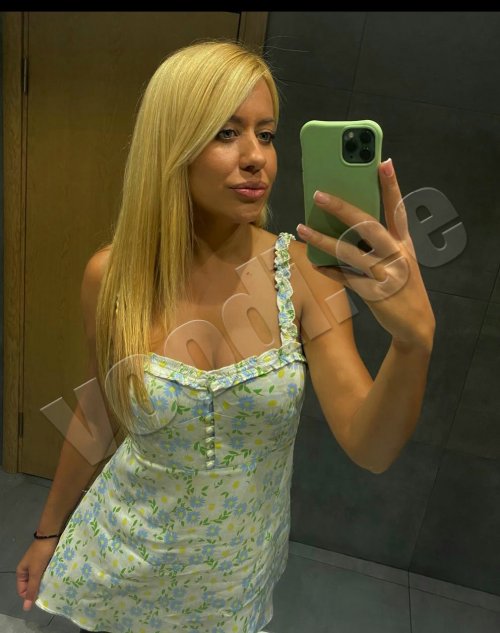 Blond  kaunitar  kohtub - foto