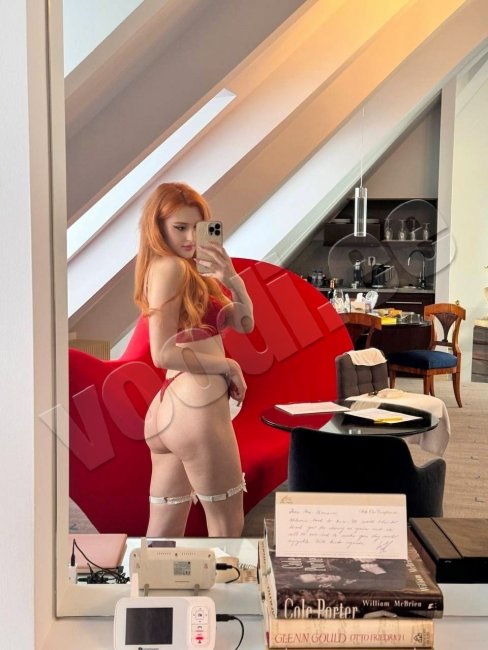 LolaRed  Adult  model - kuva