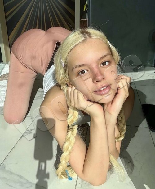 Amanda  new  girl  in  town - photo